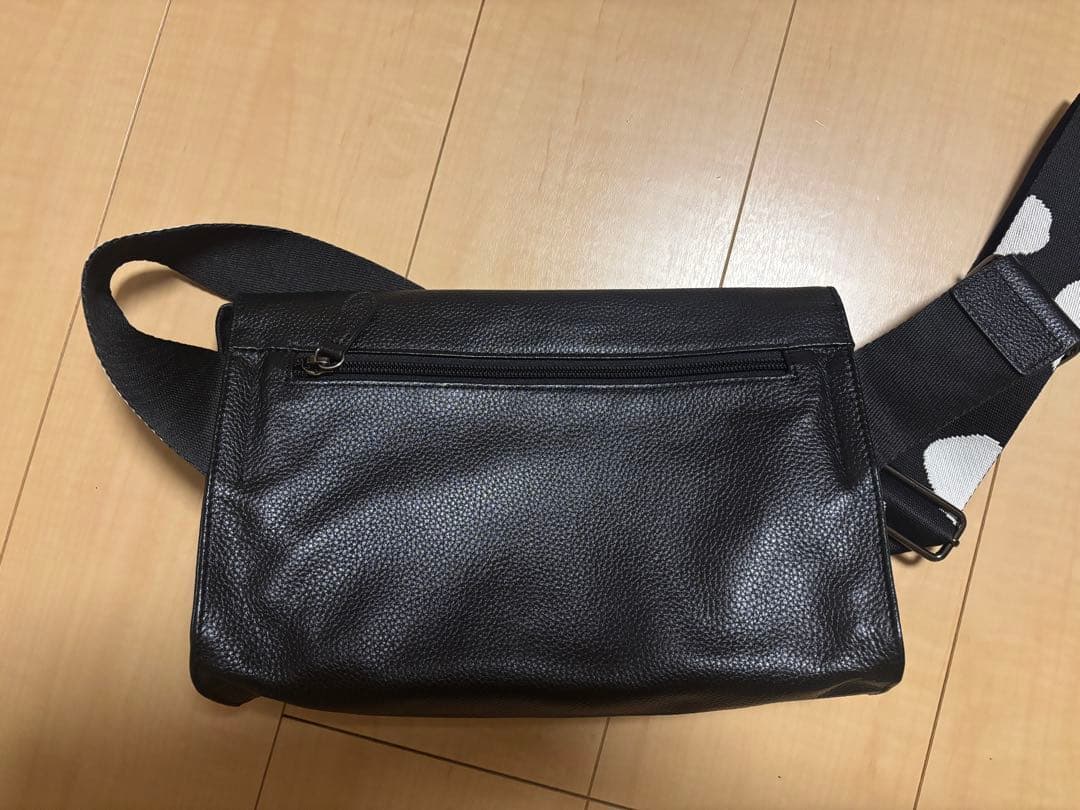 イアパピヨネ ワイドテープショルダーバッグ ボディバッグ