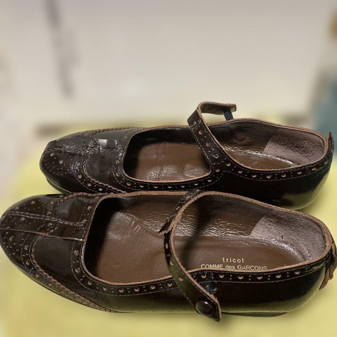 トリココムデギャルソン　メダリオンメリージェーン エナメル茶