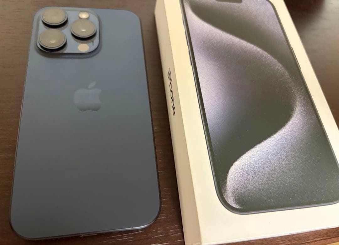 0*a様 ブルーチタニウムのiPhone 15 Pro、画面にひびあり。