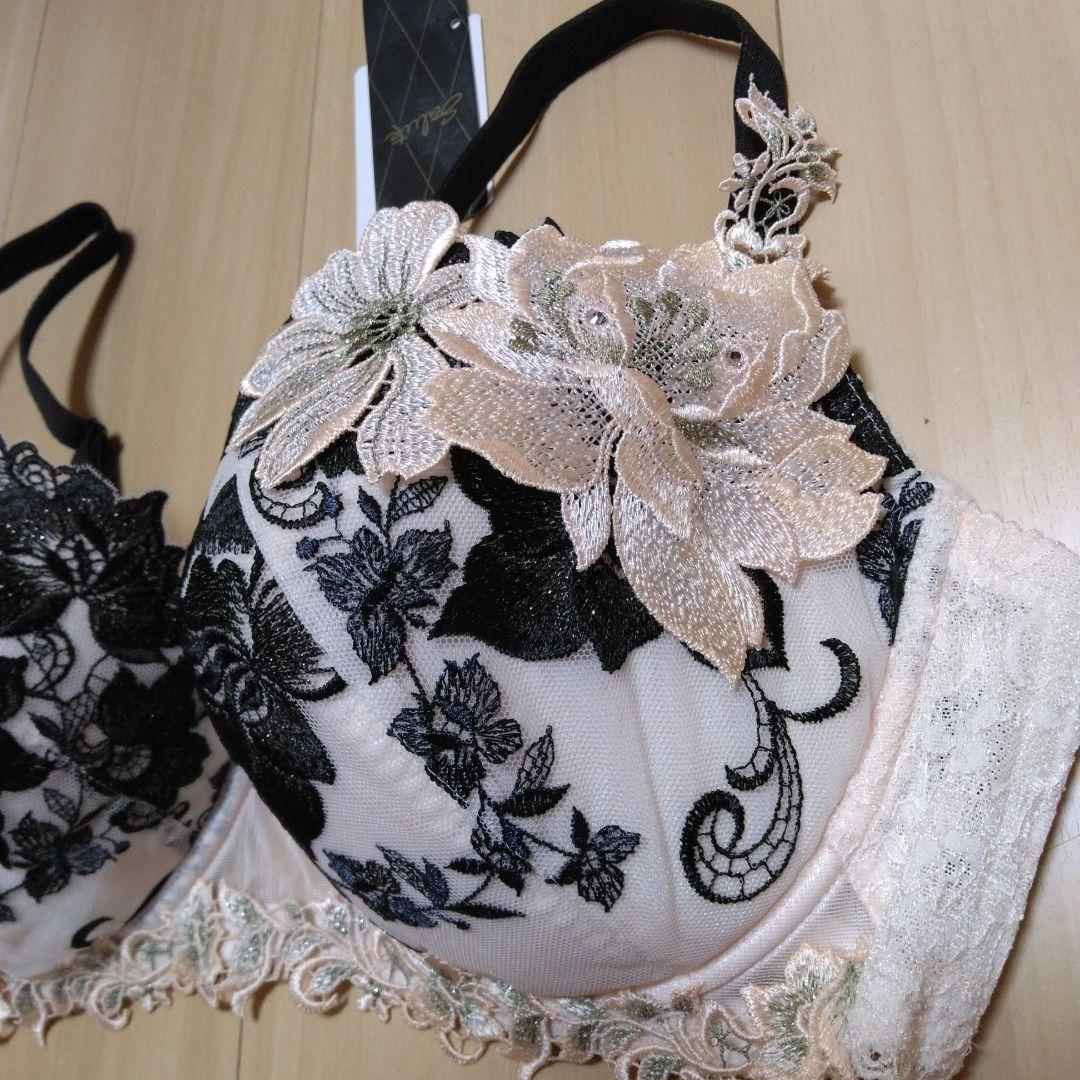 新品サルート 28グループ プッシュアップ 高さと谷間 F85ブラジャー