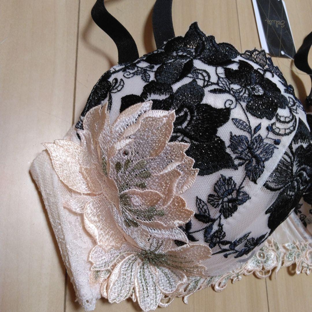 新品サルート 28グループ プッシュアップ 高さと谷間 F85ブラジャー