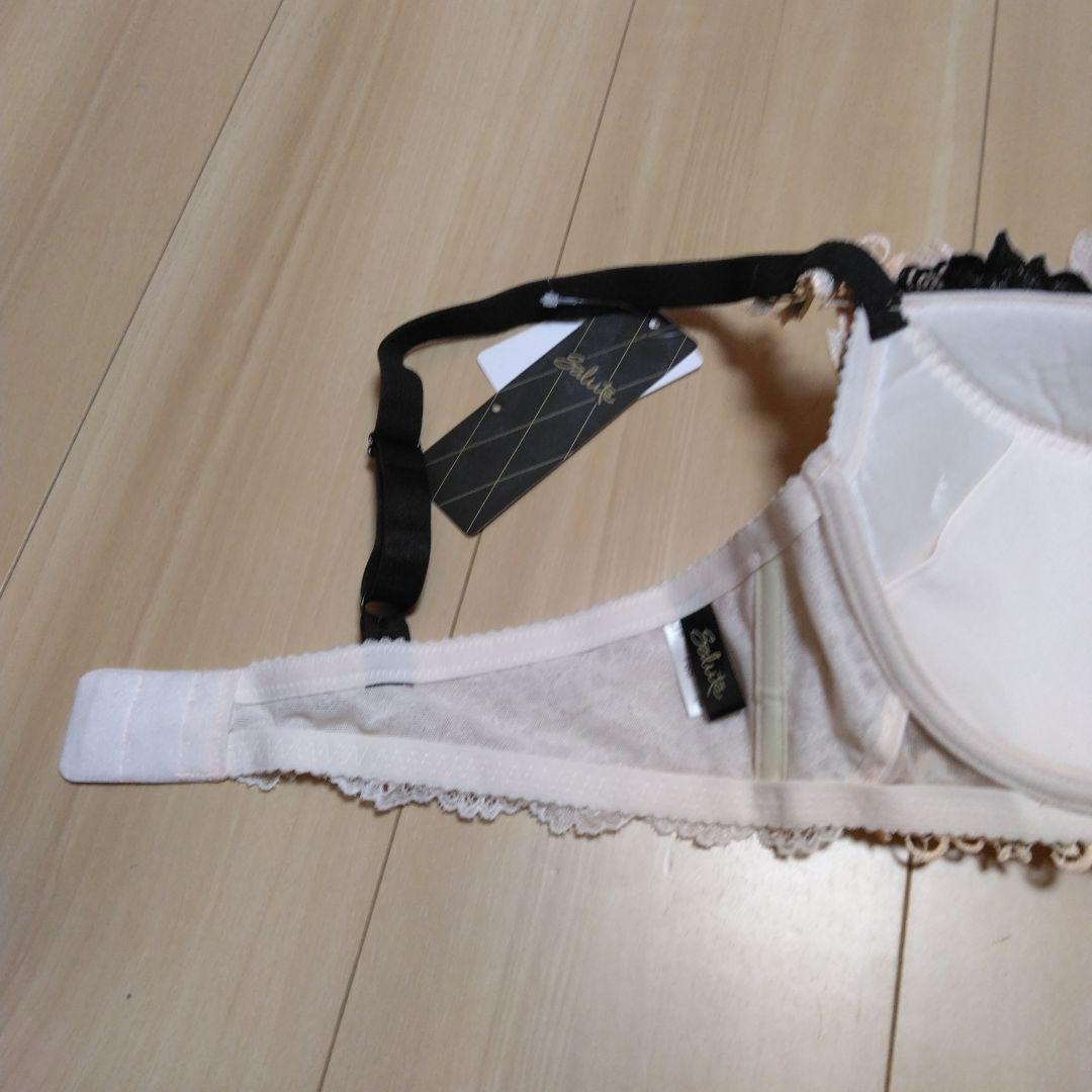 新品サルート 28グループ プッシュアップ 高さと谷間 F85ブラジャー