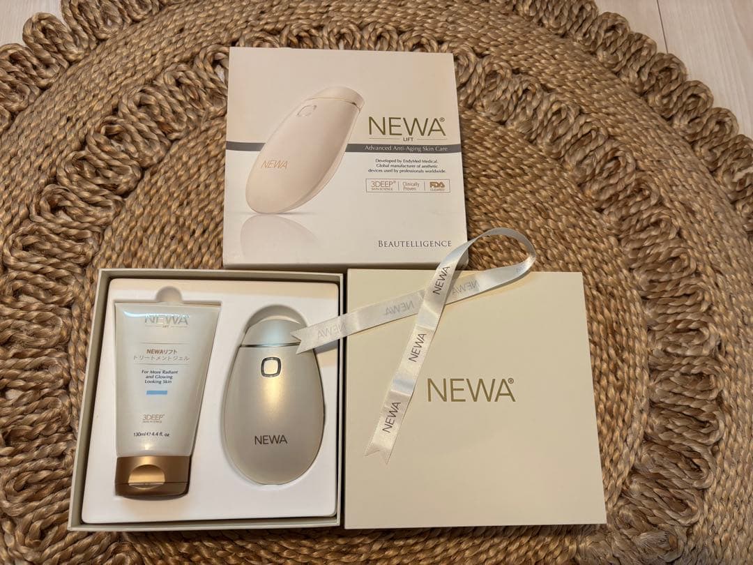 NEWAリフト美顔器 シャンパンゴールド ✎ 新品価格 69,080円