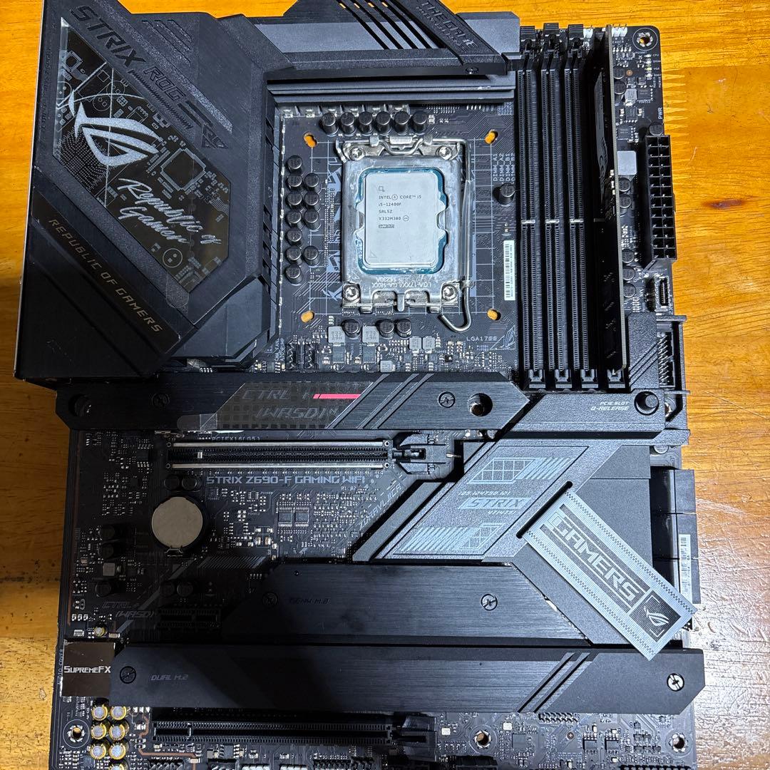 CPU ROG STRIX Z690-f GAMING WIFI + i5-12400F