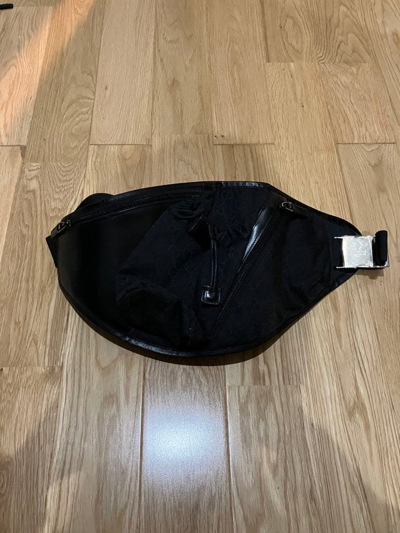 【最終値下】GUCCI レザーボディバック　新品未使用