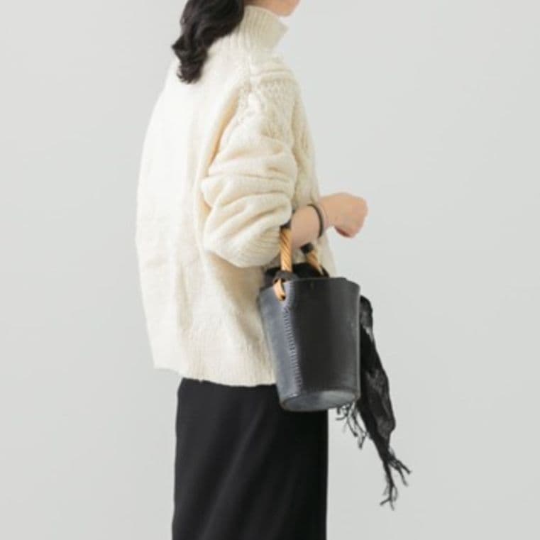 かぐれ 柄編みタートルネックプルオーバー アイボリー ケーブルニット セーター