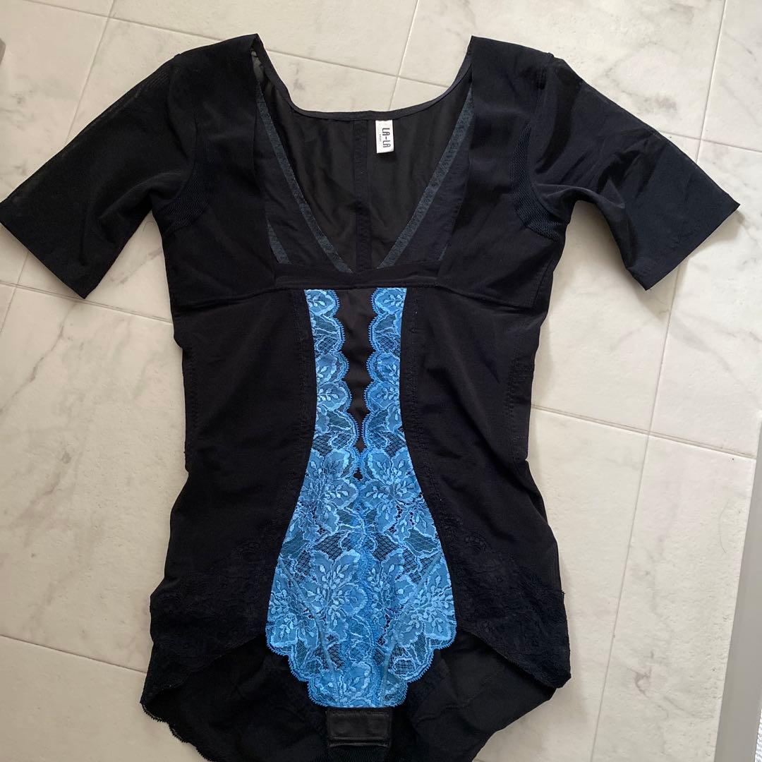 グラントいーワンズ　袖付きボディスーツ 黒と青のレース ボディスーツ 85 L