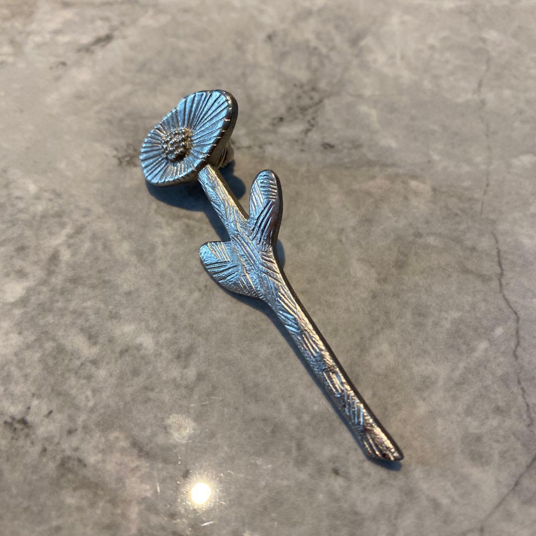 【ミナペルホネン 】花デザインの金属製ブローチ