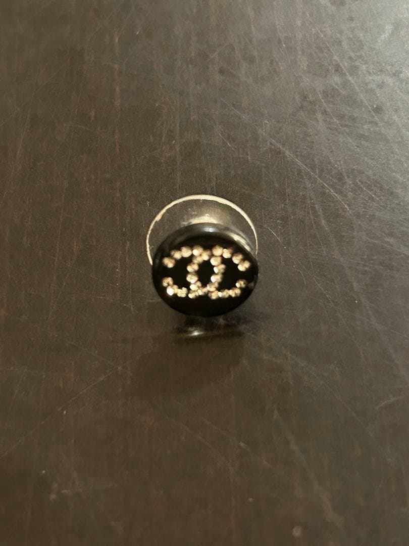 CHANEL ブラック ロゴ ピアス 片耳用