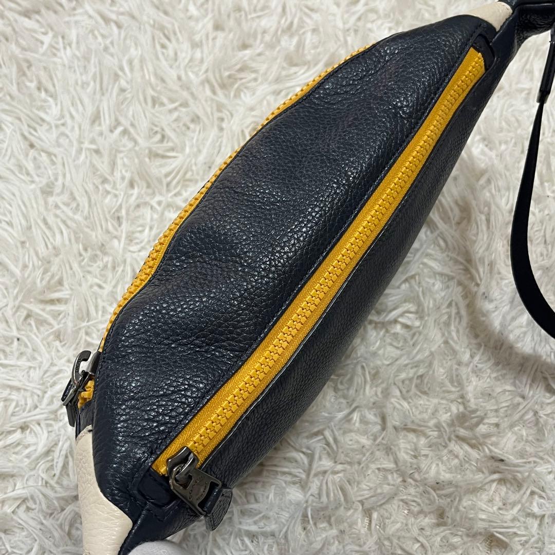 極美品✨限定品✨コーチ　ボディバッグ　スヌーピー　コラボ　レザー　ホワイト