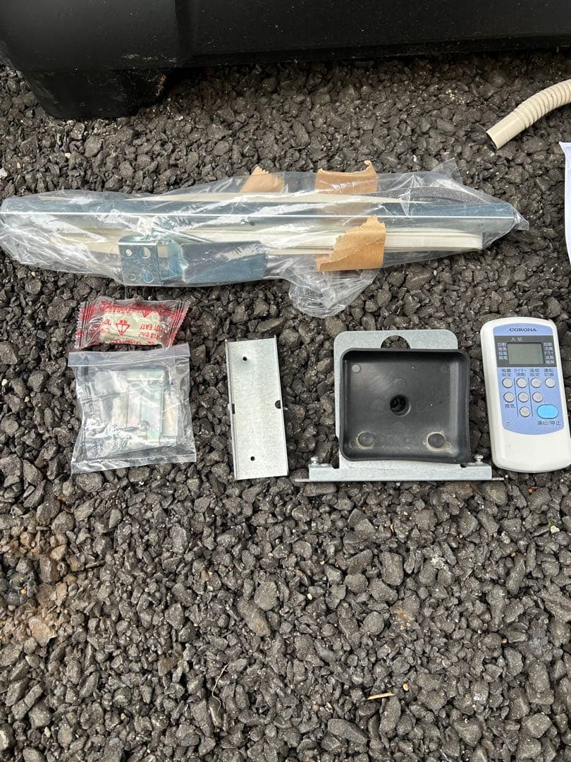 美品24年製 CORONA CWH-A1824R-W 窓エアコン 本体 ホワイト