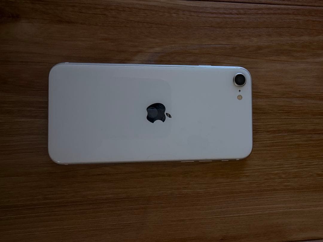 Apple iPhone SE ホワイト 本体とケース付き