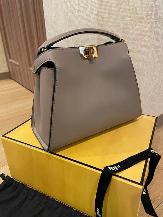 フェンディ FENDI ピーカブー　エッセンシャリー