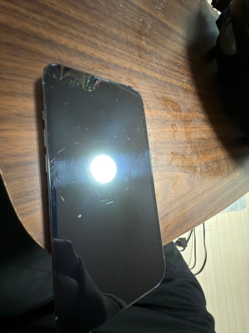 iPhone 13pro 電池残量76% 背面下部割れあり