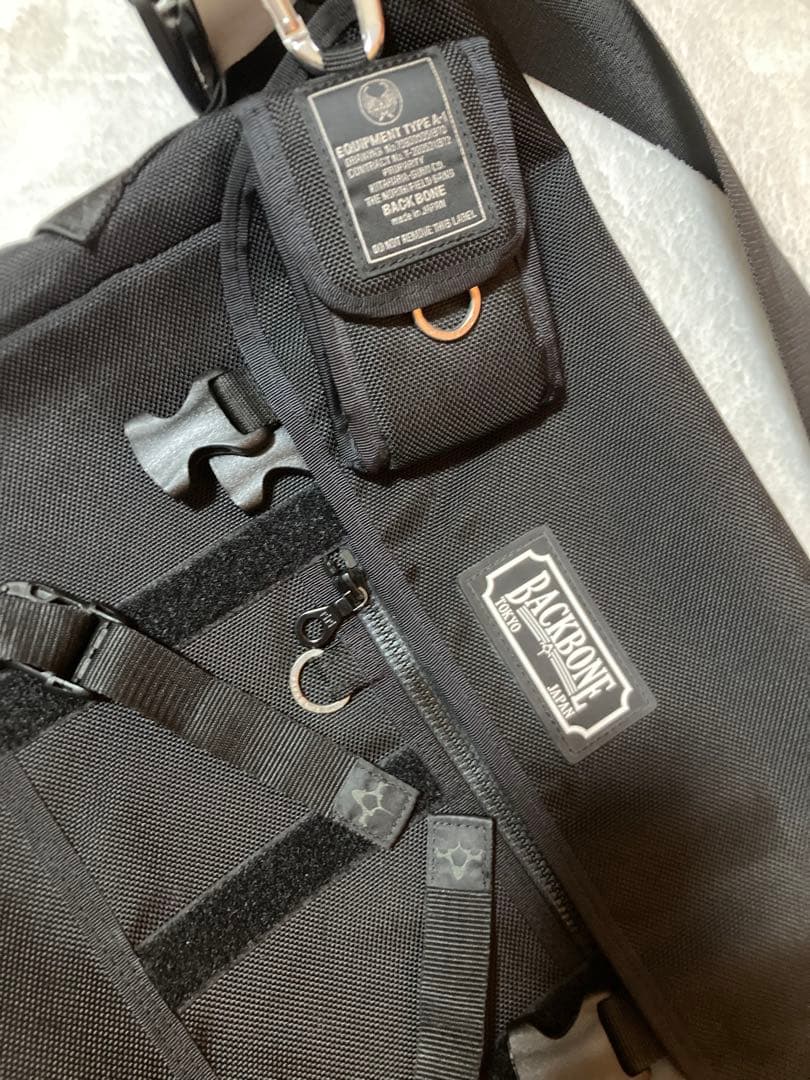 BACKBONE ブラック メッセンジャーバッグ