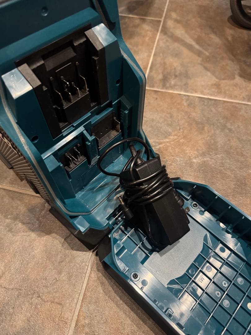 マキタ充電式ラジオMR005G