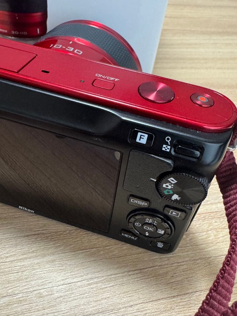 Nikon 1 J1 レッド デジタルカメラ 10-30mmレンズ付き