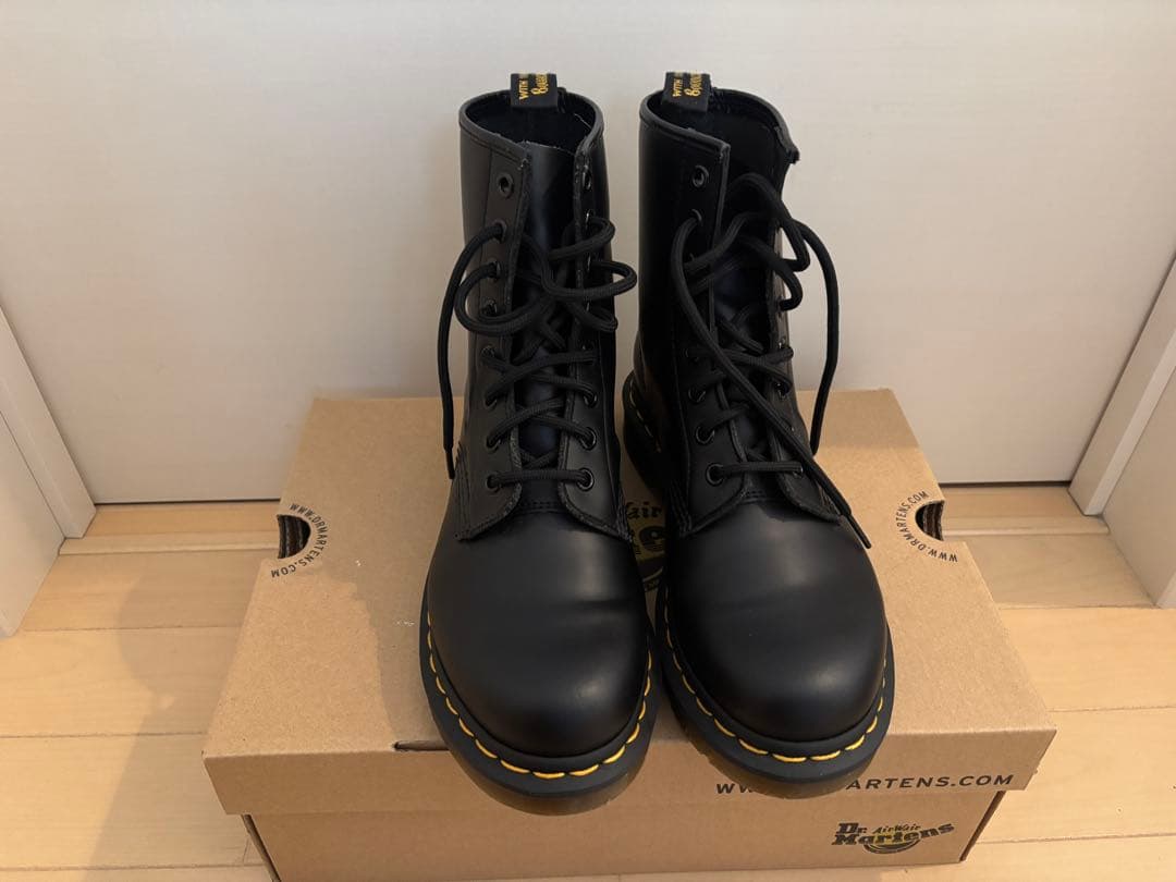 Dr. Martens ブラックレザーブーツ　8ホール