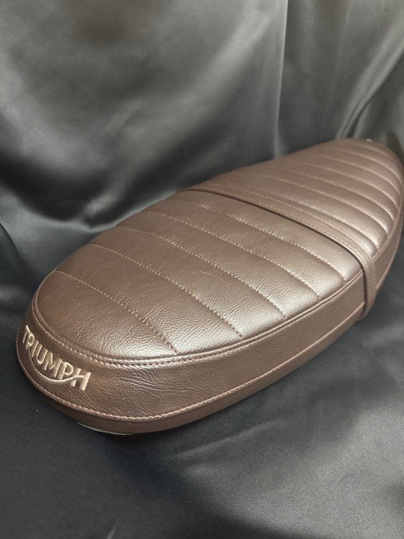 TRIUMPH(トライアンフ)純正タックロールシート