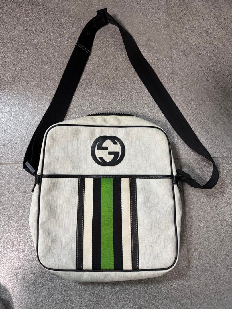 グッチのメンズバッグ　斜めがけショルダー　ユニセックス