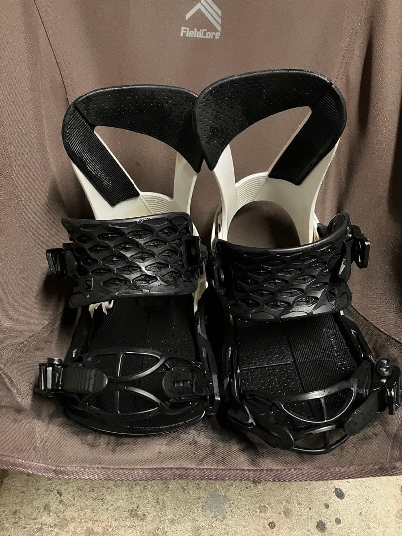 Salomon hologram Mサイズ　22-23