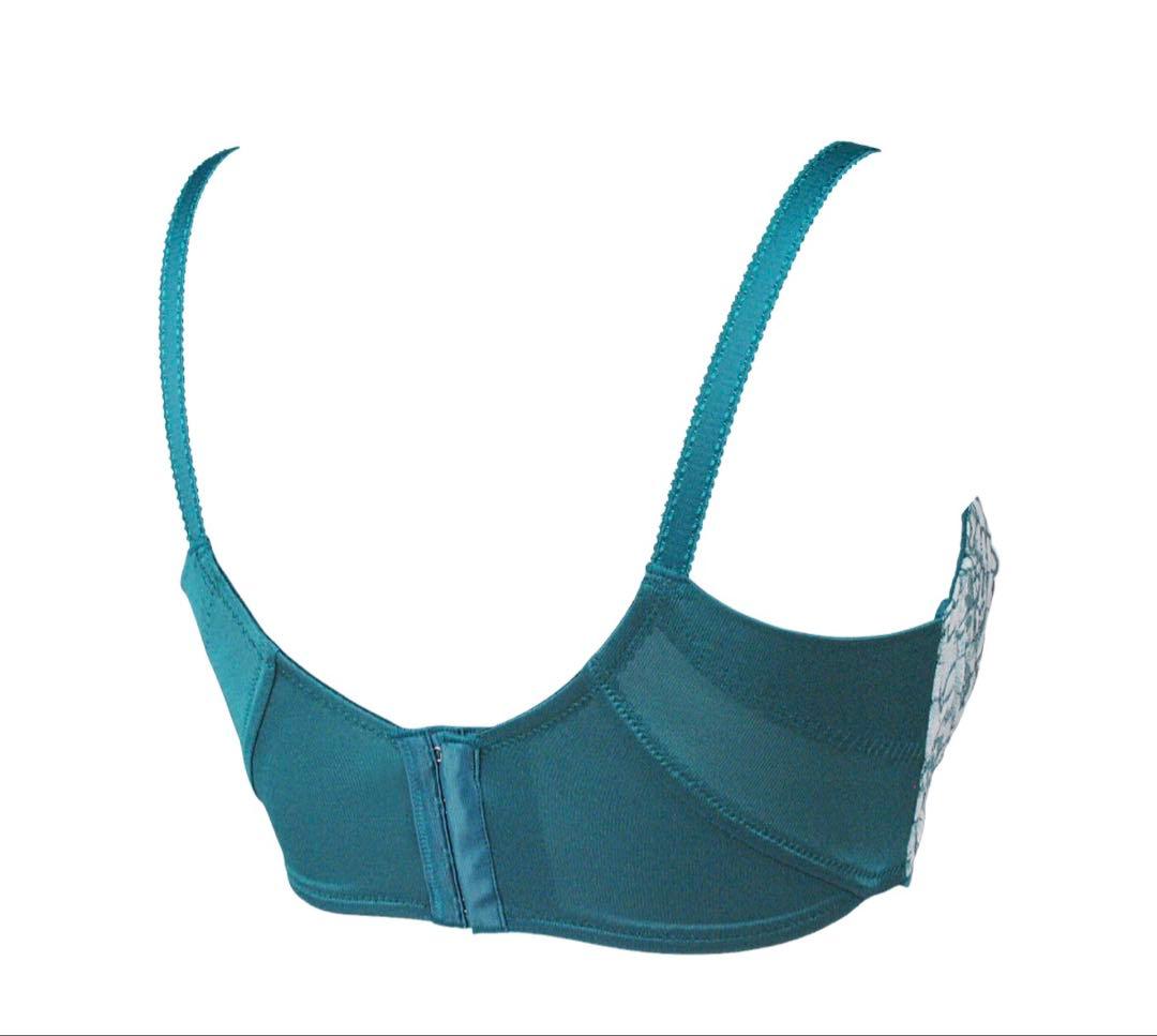 新品未使用　ラヴィエール　ヴェールブルー　D65 四段ホック美姿勢特許ブラジャー