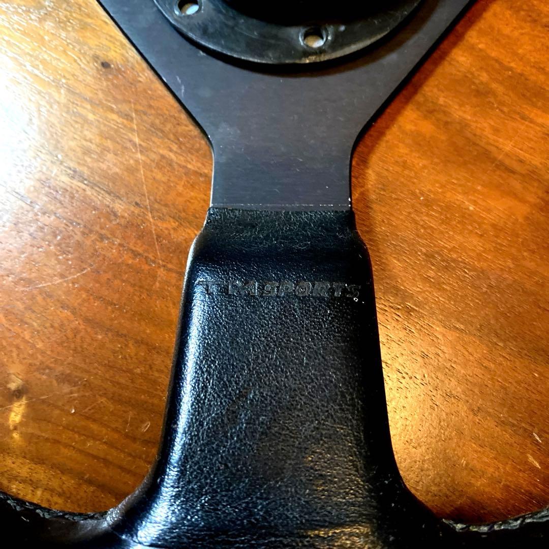 momo製ボスとステアリングホイール 3スポーク