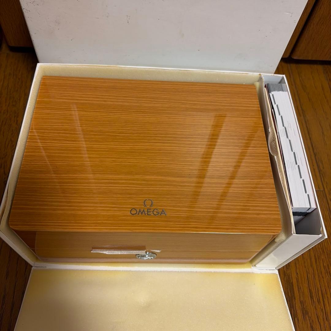 高級感あふれるOMEGAの木製ケース、レザー調内装付き。