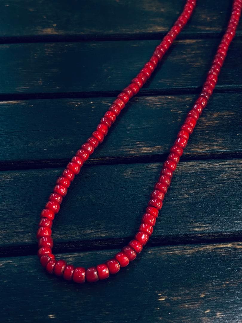 「希少血赤」アンティークビーズ　ホワイトハーツ　大粒より