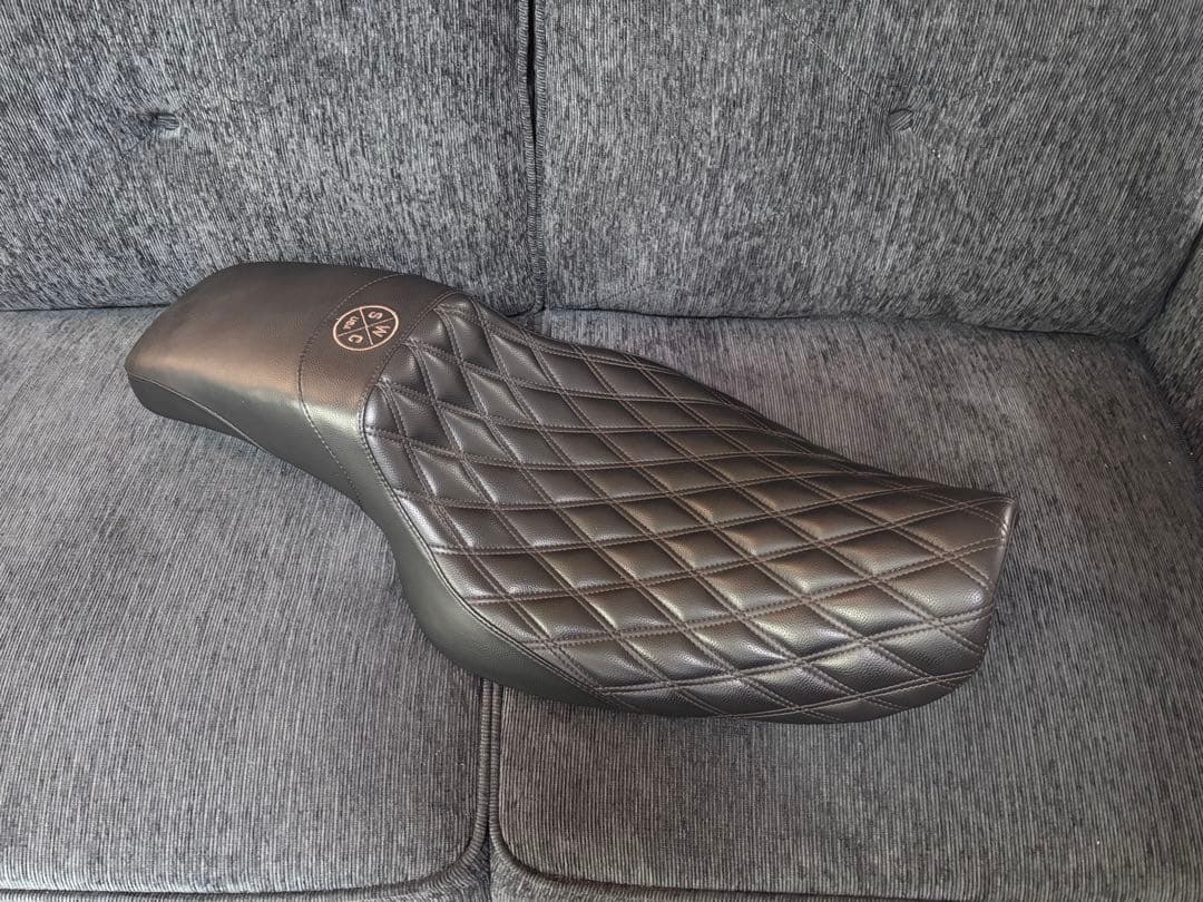 スポーツスターシートWhiplashSLIPSTREAM SEAT