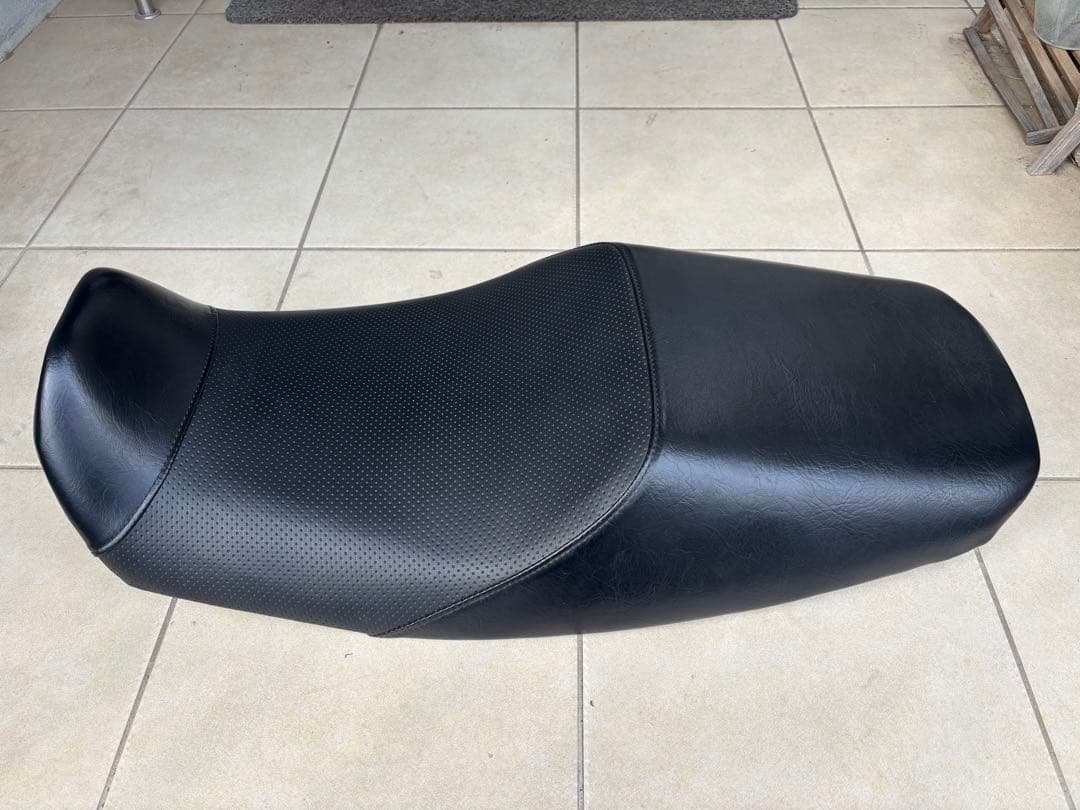 a*3様 gsx1400 デイトナ　コージーシート　ディンプル