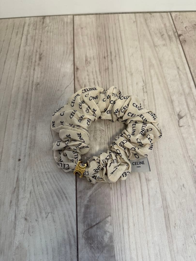 CELINE ロゴ　ホワイト ベージュ　シュシュ