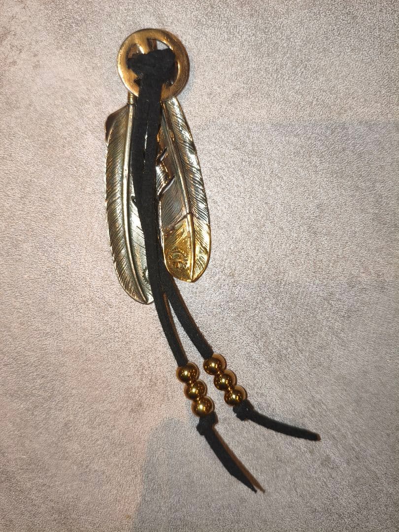 フェザー ペンダントトップ 革紐付き ゴールド×シルバー調