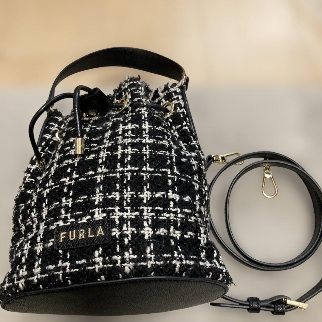 FURLA 黒と白のツイードバケットバッグ