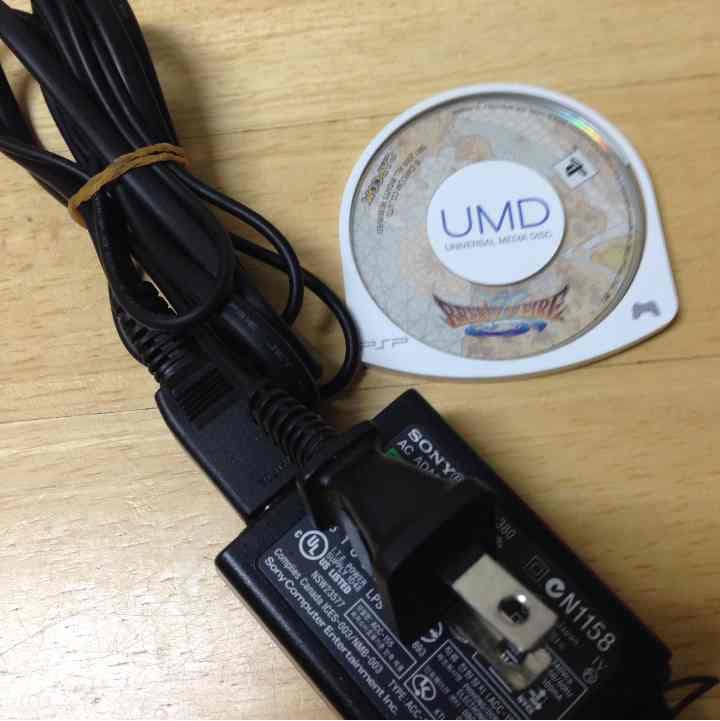 PSP、充電器、メモリースティック（16G.1G.32M）カセット六個