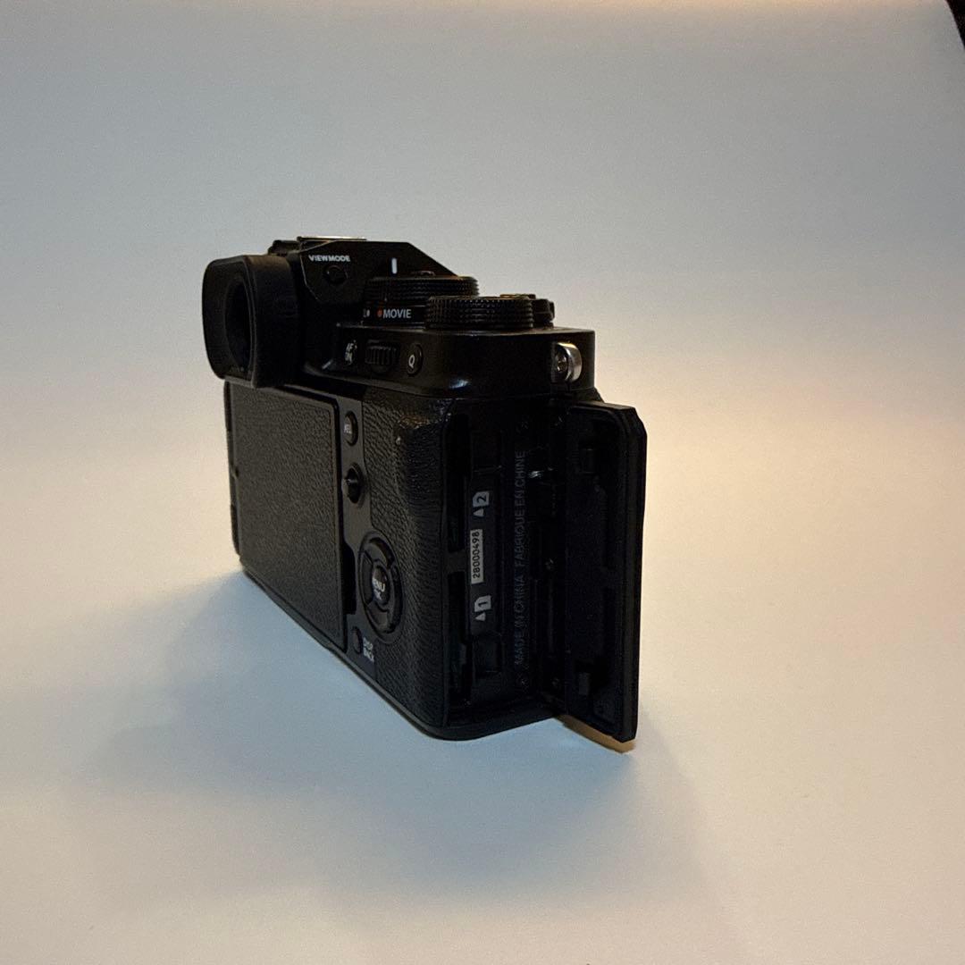 【極美品】FUJIFILM X-T4 ボディ [ブラック] ＋純正バッテリー2個