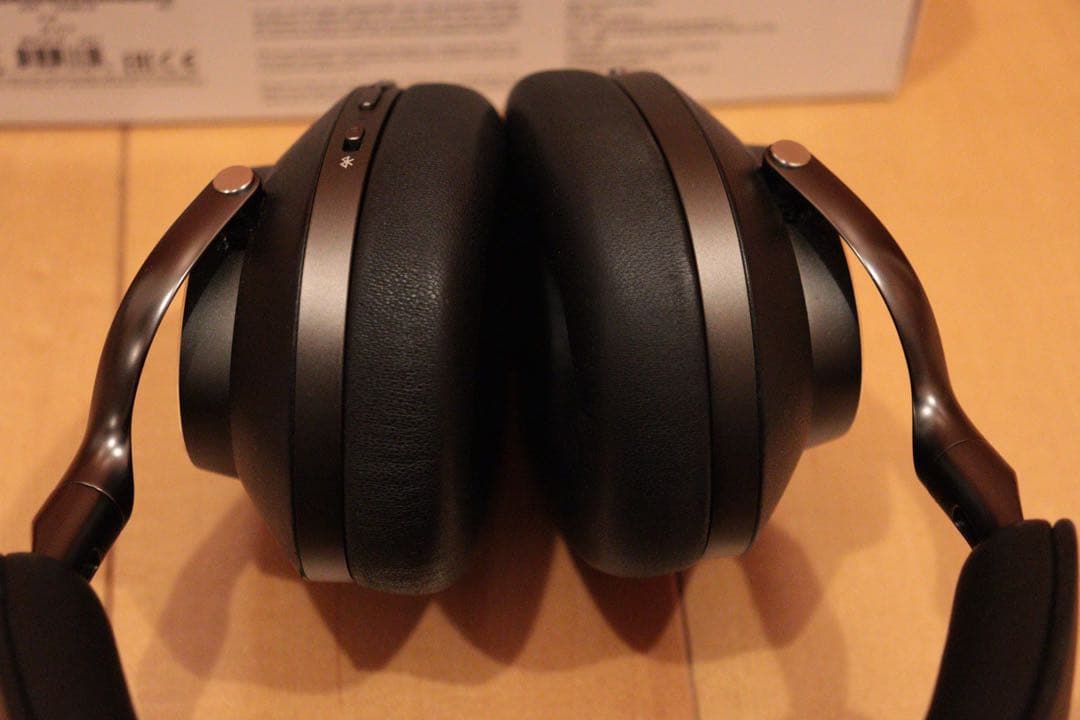 Bowers & Wilkins Px8 ワイヤレスヘッドホン