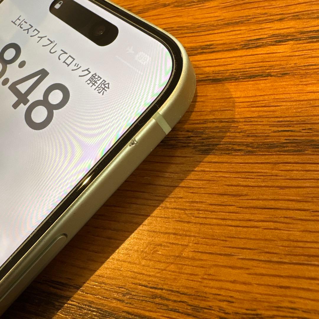Apple iPhone 15 256GB グリーン　背面割れ