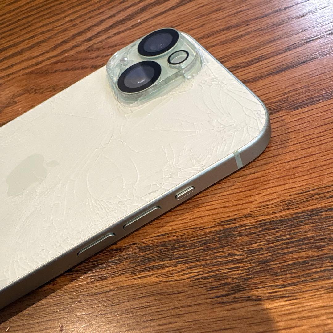 Apple iPhone 15 256GB グリーン　背面割れ