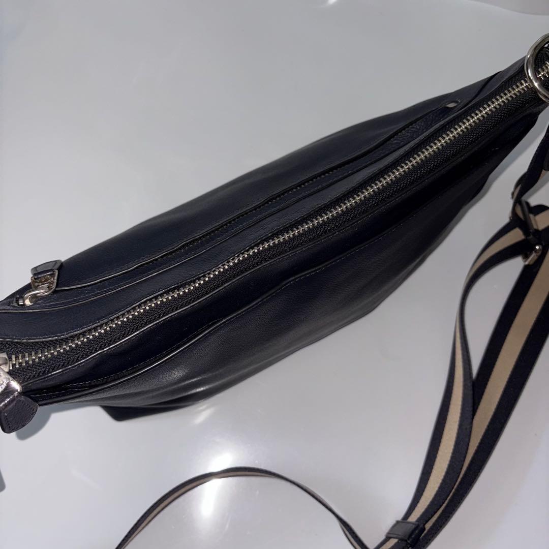 美品　コーチ　ショルダーバッグ　チャールズ スモール メッセンジャー　　レザー