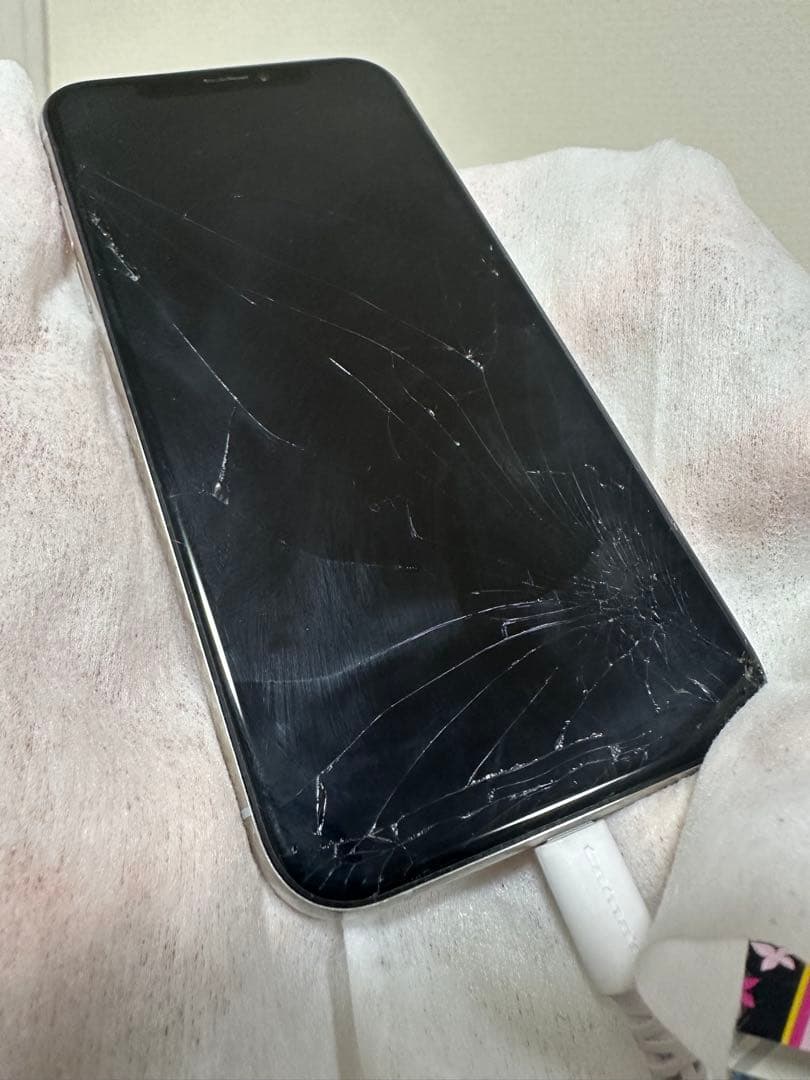 iPhone XS 256GB シルバー au 動作品 画面割れ有