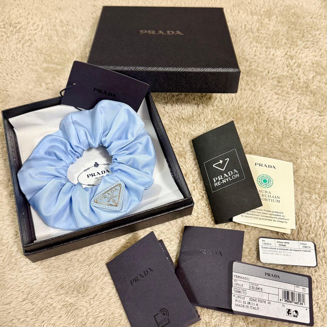 PRADA <新品> ロゴプレートシュシュ