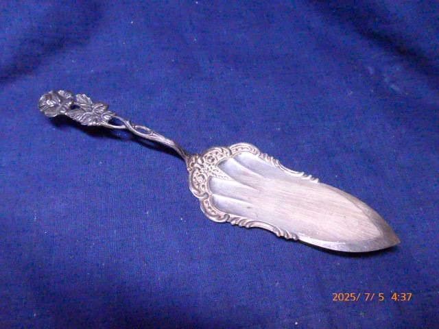 状態の良い銀製品のアンティークな装飾的花柄ケーキサーバー