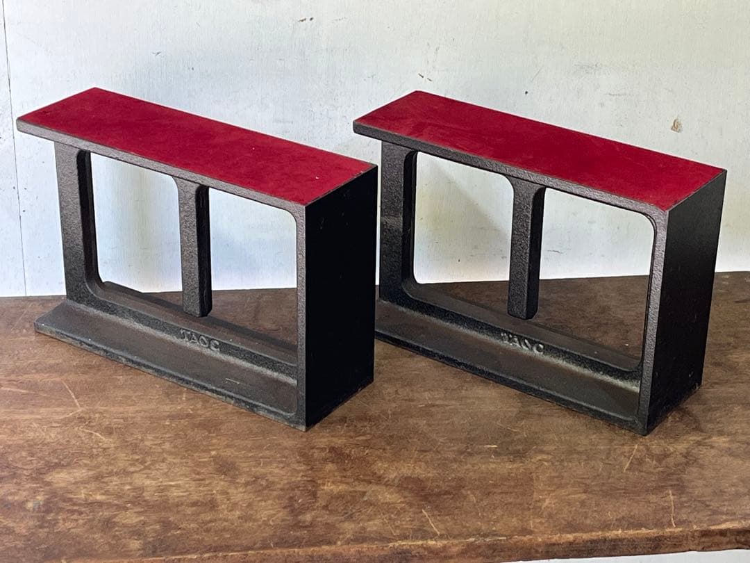 ①古いTAOCスピーカースタンド 鋳鉄製 赤クッション付き2個