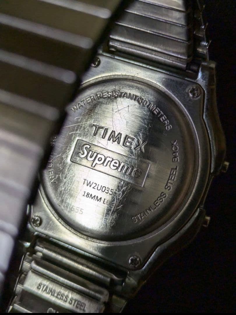 モス　Supreme x Timex Digital Watch