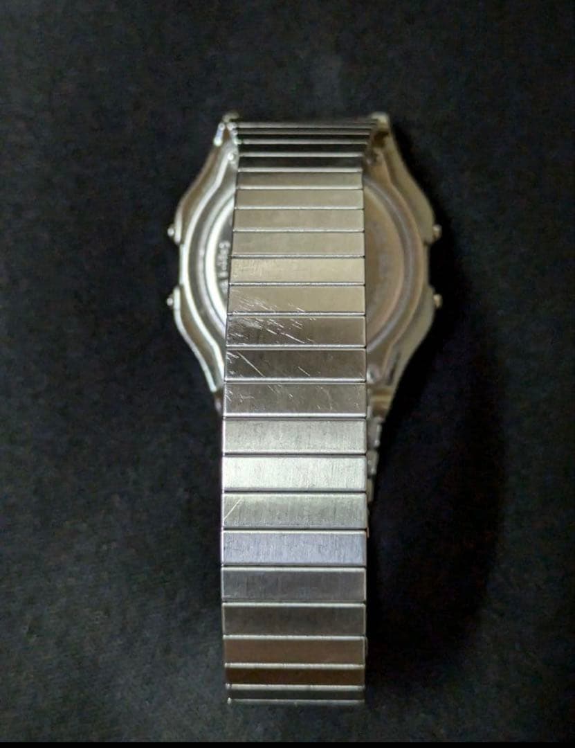 モス　Supreme x Timex Digital Watch