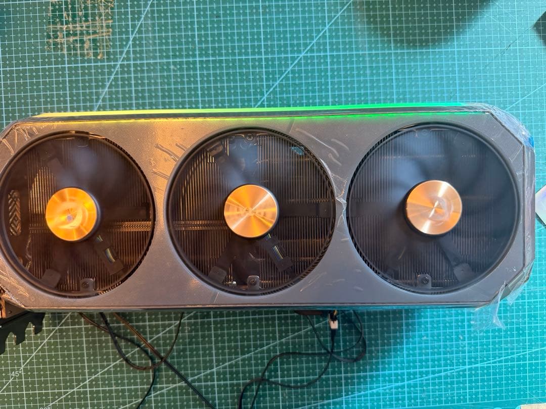 RTX 5090 ZOTAC AMP インテリア APP操作／音に反応