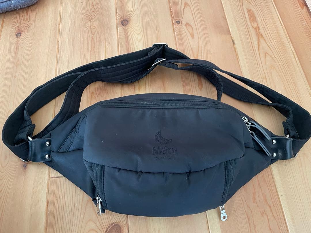 【期間限定値下】ノルンマーニ 黒　巾着付　抱っこバッグ　ヒップシート