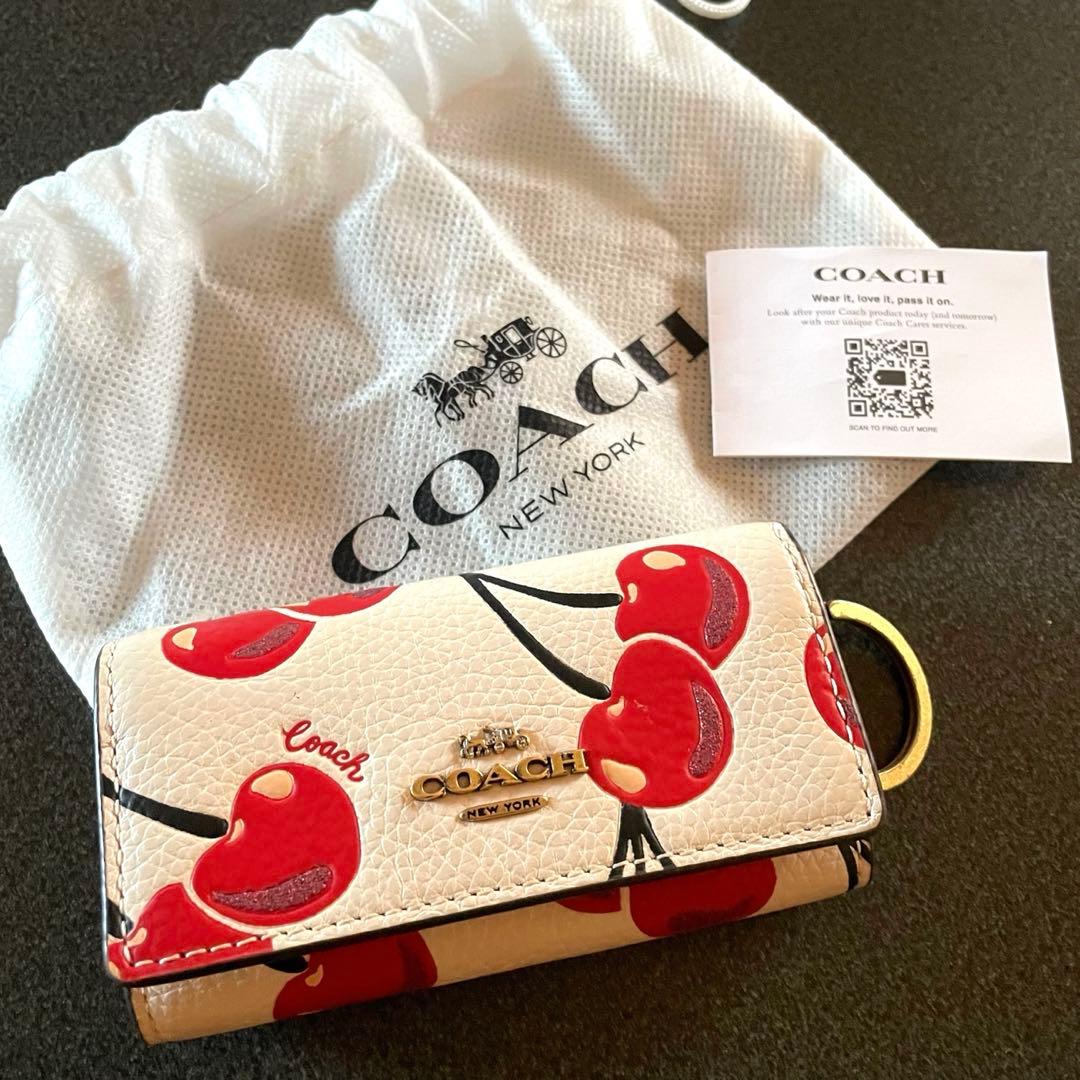 COACH コーチ チェリー柄 キーケース　ホワイト　ペブル