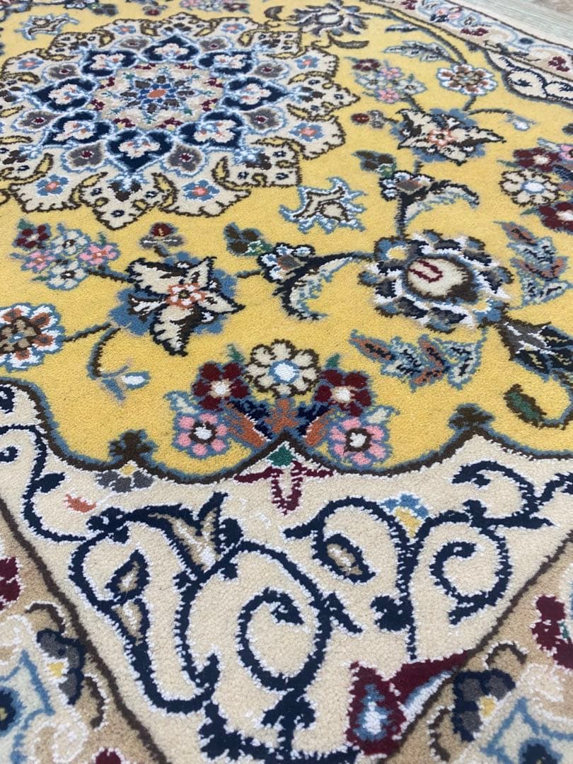 ★ペルシャ絨毯★人気の色柄手織りウール＆シルクナイン産ペルシャ絨毯